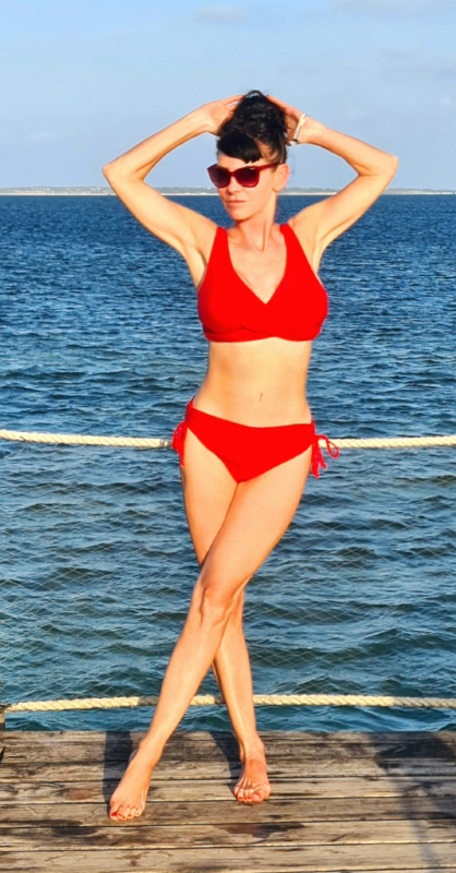 Sansibar Bikini in red + sunglasses