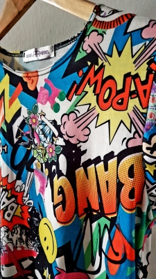 Gang-Bang-Cartoon-Kleid