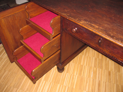Antiker Schreibtisch